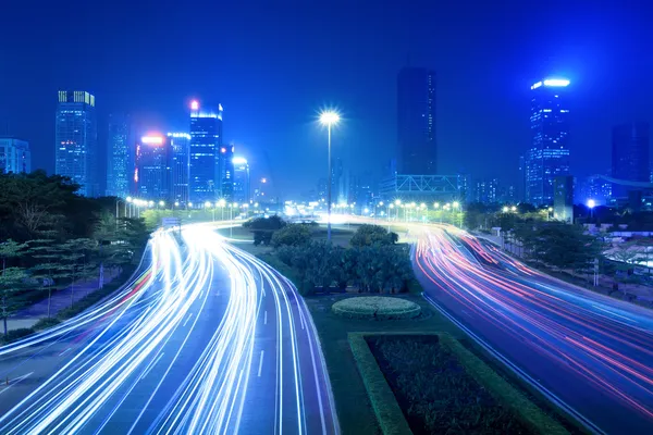 Şehir gece trafik görünümü — Stok fotoğraf