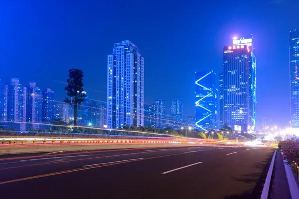 Het licht paden op de snelweg — Stockfoto