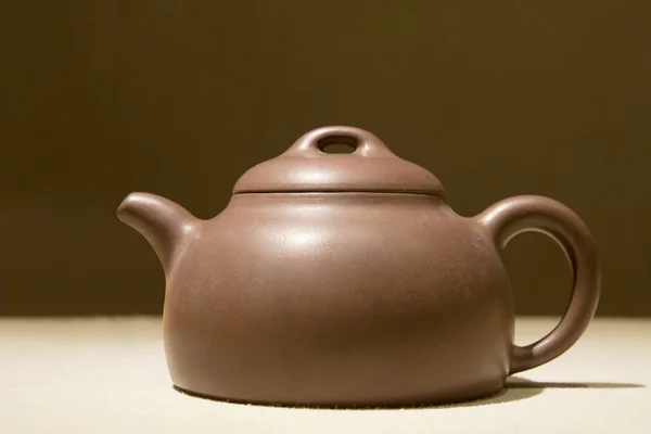Teekanne aus violettem Ton — Stockfoto