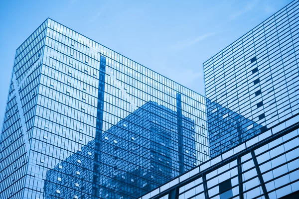 Arranha-céus de vidro moderno — Fotografia de Stock