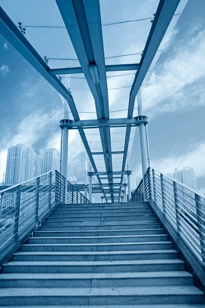 Urban footbridge — Stockfoto