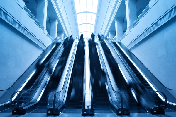 Eskalátor v budově moderní nádraží — Stock fotografie