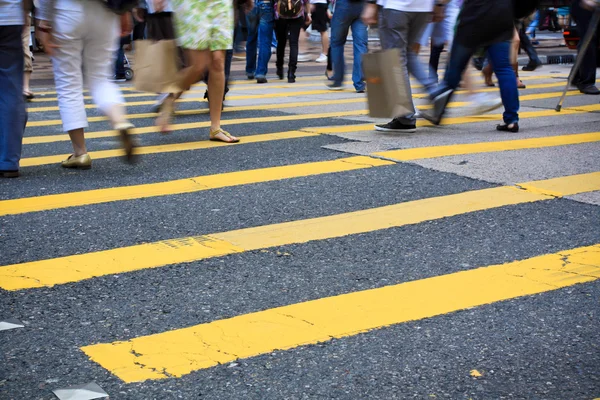Crosswalk en voetgangers — Stockfoto