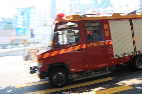 Caminhão de bombeiros correndo, imagem panning — Fotografia de Stock