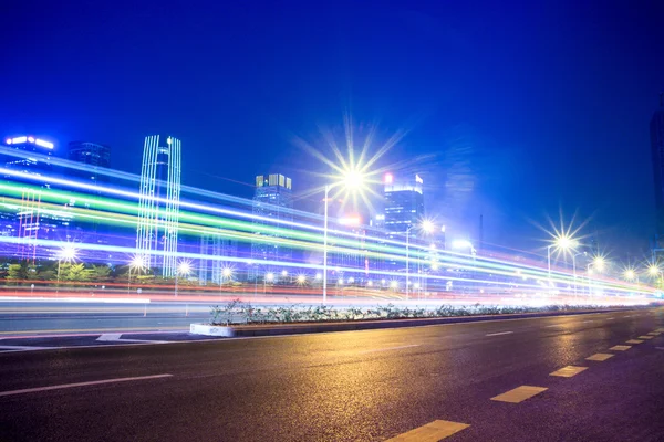 Gece ve şehir trafik aracılığıyla kentsel peyzaj — Stok fotoğraf