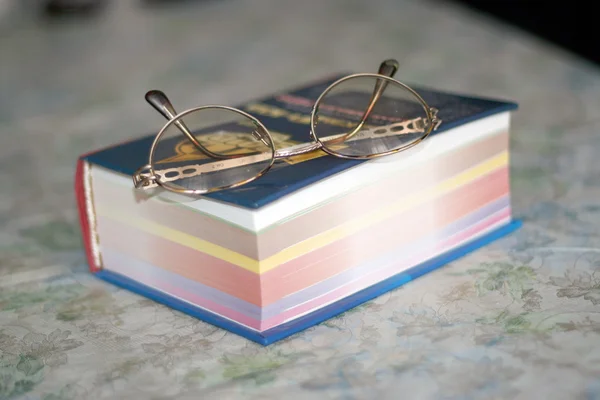 Okulary i arkusze książki — Zdjęcie stockowe