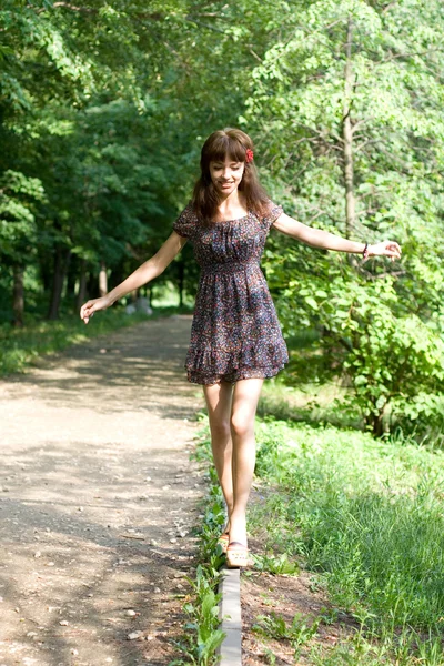 Menina andando ao ar livre no verão — Fotografia de Stock
