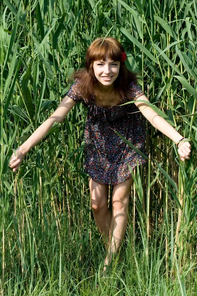 Girl walking outdoor in summer — Stock Photo, Image