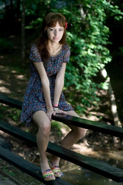 야외 공원에서 산책 하는 소녀 — 스톡 사진