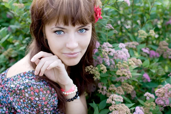 풀밭에 앉아 아름 다운 소녀 — 스톡 사진