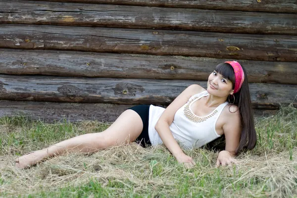 美丽的姑娘坐在干草上 — 图库照片