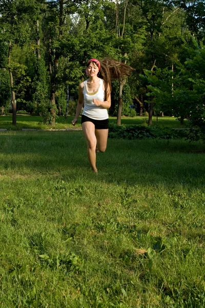 Девушка гуляет на открытом воздухе в парке — стоковое фото