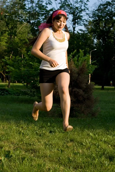 Girl walking outdoor in park — Stock Photo, Image