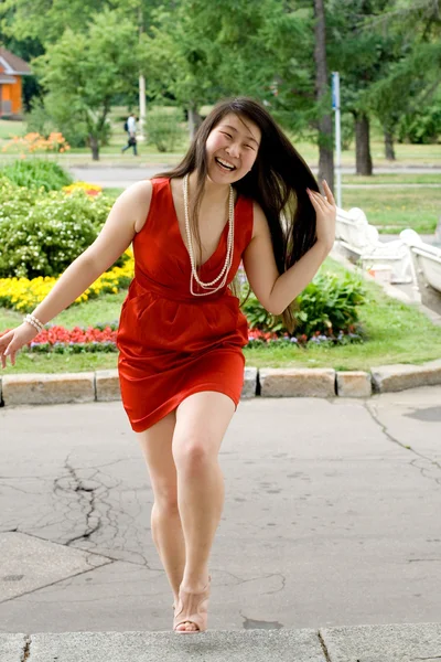 Chica caminando al aire libre en verano —  Fotos de Stock