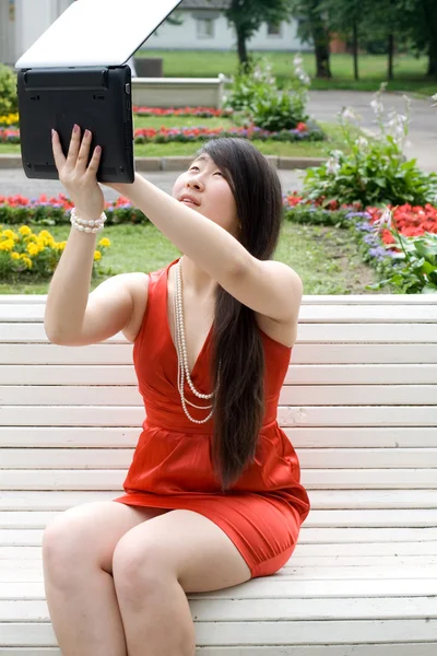 Chica trabajando en el ordenador portátil al aire libre — Foto de Stock