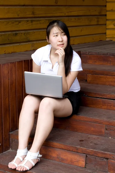노트북을 야외에서 일 하는 여자 — 스톡 사진