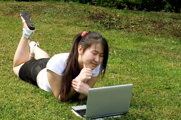 在笔记本电脑上户外工作的女孩 — 图库照片