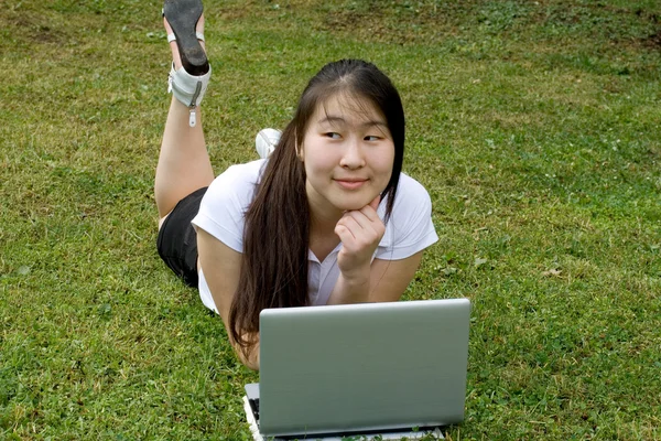 在笔记本电脑上户外工作的女孩 — 图库照片