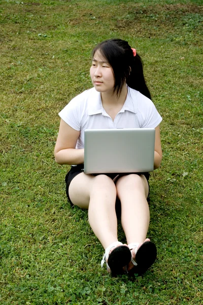 Mädchen arbeitet am Laptop im Freien — Stockfoto