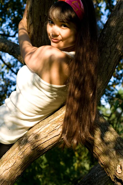 Holka šplhá na strom — Stock fotografie