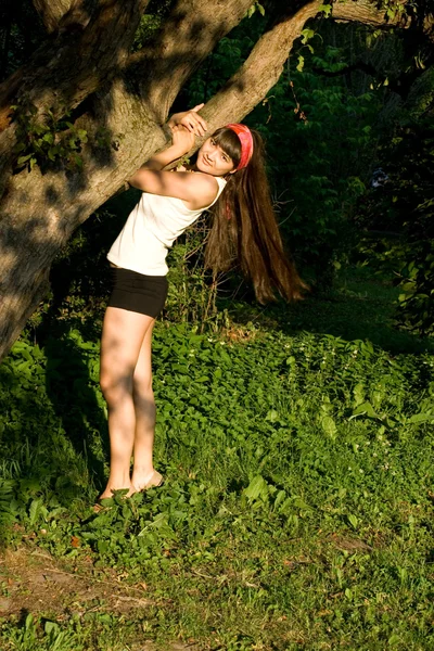 Menina andando ao ar livre no parque — Fotografia de Stock