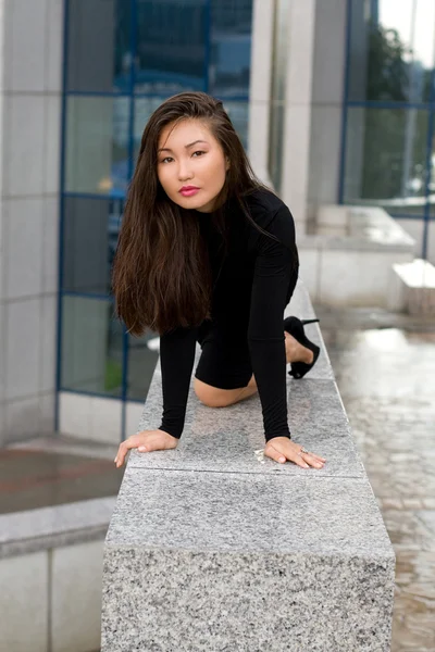 Sexig tjej i svart klänning promenader i city — Stockfoto
