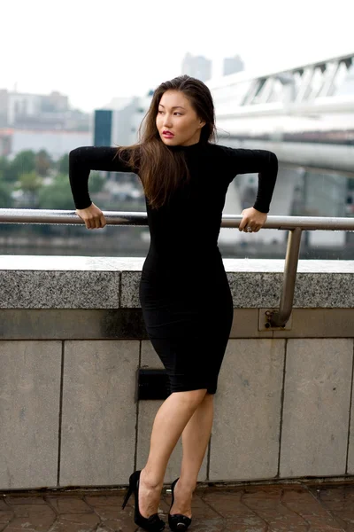 Sexy dziewczyna w czarnej sukni, zwiedzanie miasta — Zdjęcie stockowe