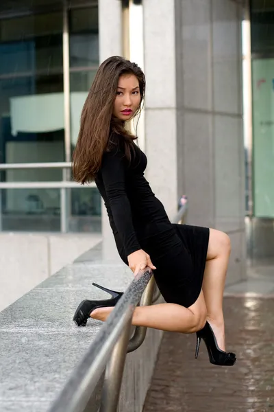 Menina sexy em vestido preto andando na cidade — Fotografia de Stock