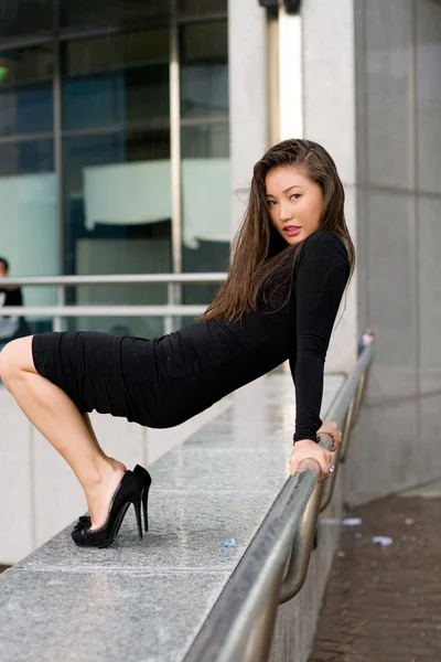 Sexy dziewczyna w czarnej sukni, zwiedzanie miasta — Zdjęcie stockowe
