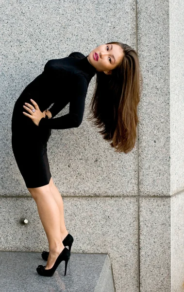 Şehirde yürüyüş siyah elbiseli seksi kız — Stok fotoğraf
