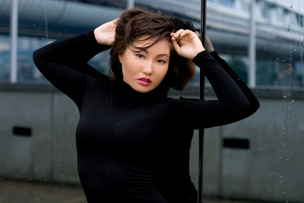 Szexi lány fekete ruhában állt a tükör előtt — Stock Fotó