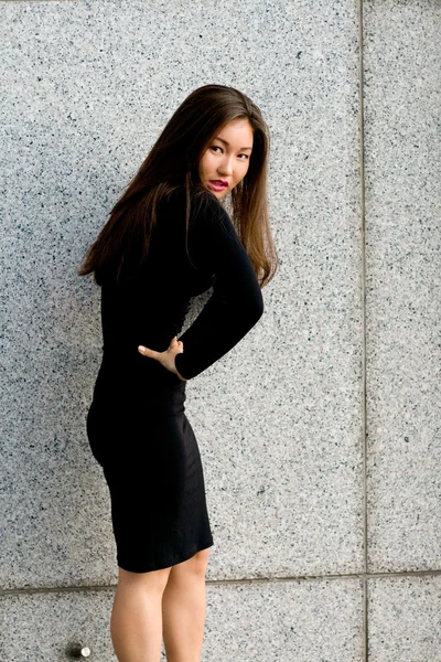 Sexy dívka v černých šatech, v městě — Stock fotografie