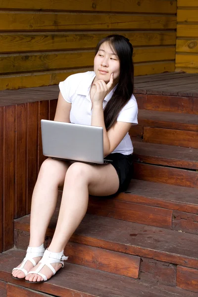 Chica trabajando en el ordenador portátil al aire libre —  Fotos de Stock