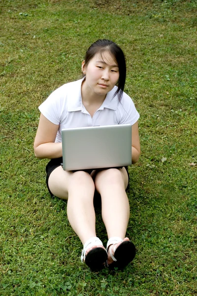 Meisje bezig met laptop buiten — Stockfoto