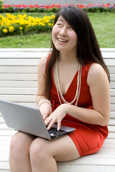 Mädchen arbeitet am Laptop im Freien — Stockfoto