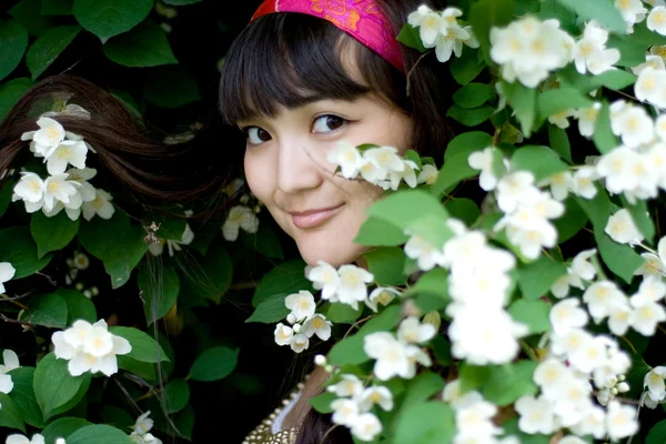 Egy gyönyörű lány állt-virágok közt Vértes portréja — Stock Fotó