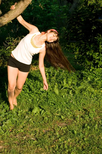 Flicka gå utomhus i parken — Stockfoto