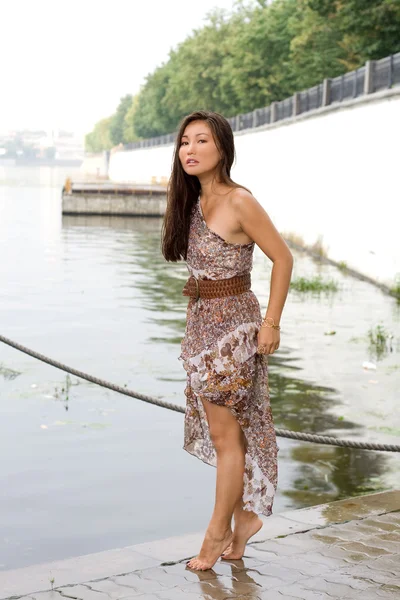 Güzel kız nehir kenarında yürüyüş — Stok fotoğraf