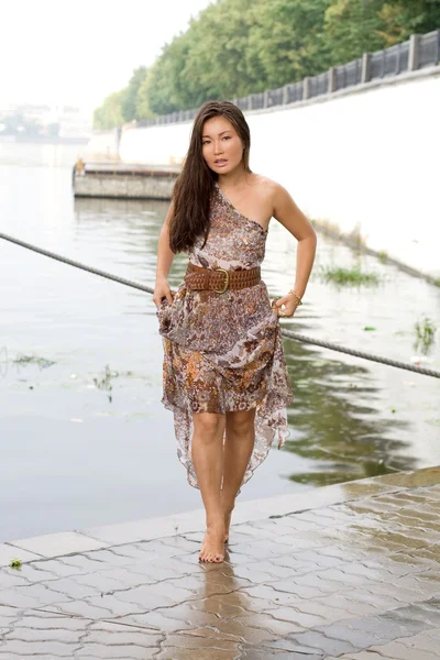 Vacker flicka gå nära floden — Stockfoto