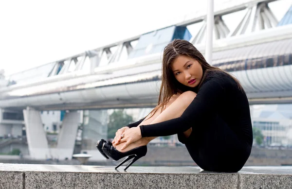 Sexy girl in black dress walking in city — Stock Photo, Image