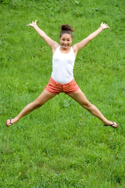 Dziewczyna robi ćwiczenia w parku — Zdjęcie stockowe