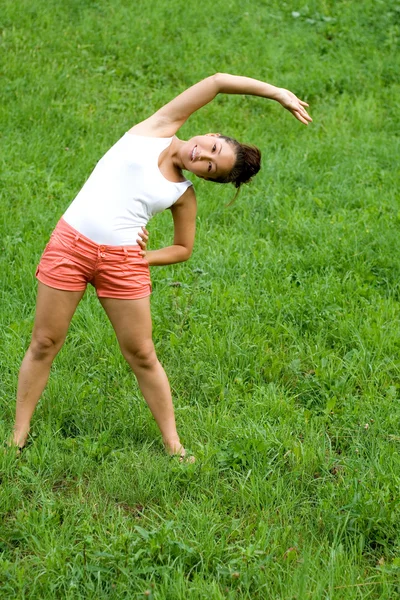 Chica haciendo ejercicios en el parque —  Fotos de Stock