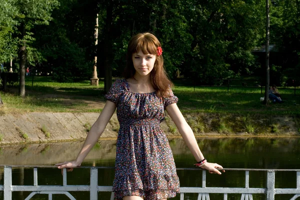 Menina andando ao ar livre no parque — Fotografia de Stock