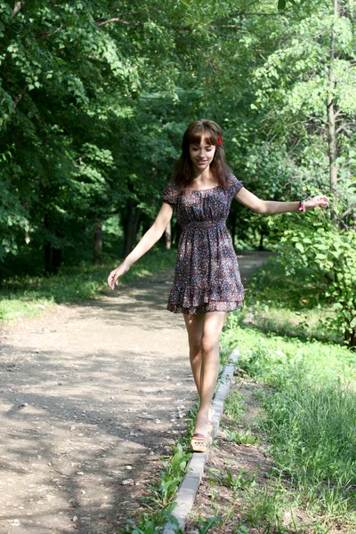 Dívka procházky v létě venkovní — Stock fotografie