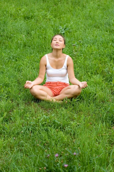Girl meditating in park — Stock Photo, Image
