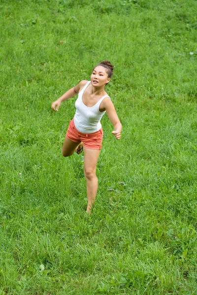 女孩在公园锻炼 — 图库照片
