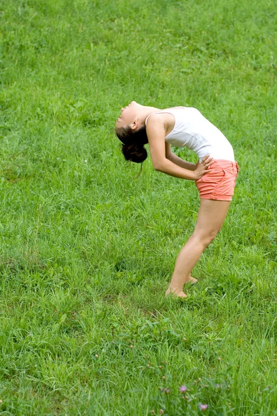 Dívka dělat cvičení v parku — Stock fotografie
