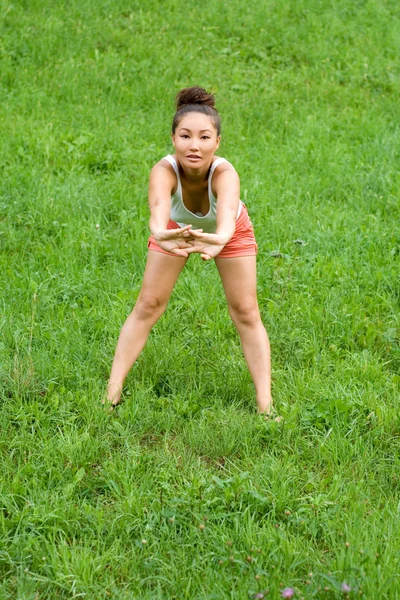 Mädchen macht Übungen im Park — Stockfoto