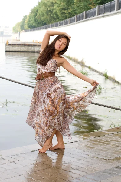 Hermosa chica caminando cerca del río — Foto de Stock
