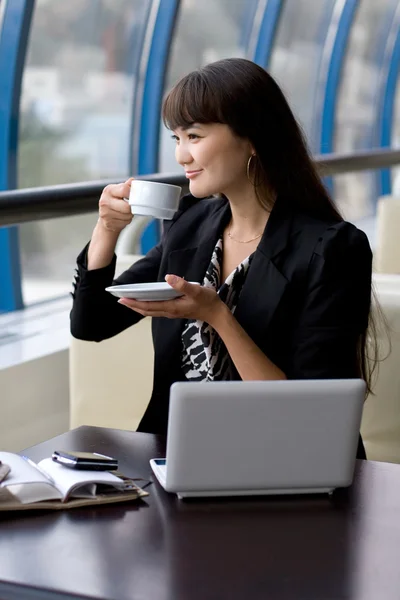 Empresária tomando uma xícara de chá — Fotografia de Stock